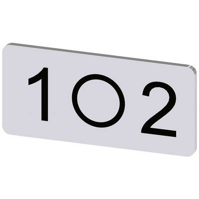 Metalowa tabliczka z czarną cyfrą '102' na szarym tle.
