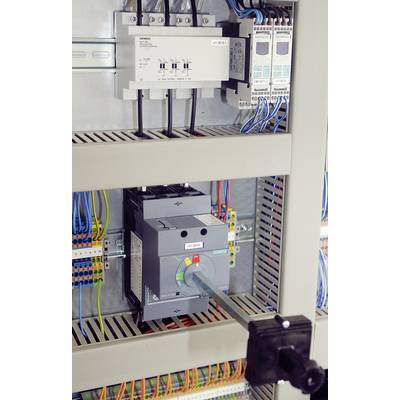 Szafa sterownicza z wieloma komponentami elektronicznymi i przewodami, w tym dużym przełącznikiem pośrodku.