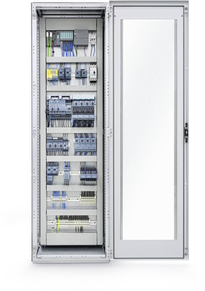 Otwarty rozdzielnik elektryczny pełen elementów elektrycznych i okablowania, ułożonych systematycznie na różnych poziomach.