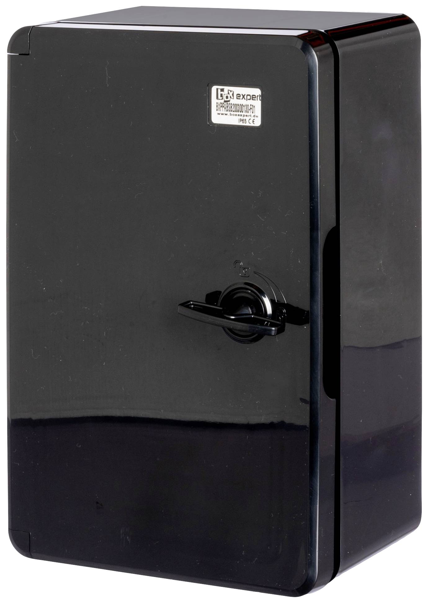 Czarny, stojący mini-lodówka z uchwytem po prawej stronie drzwiczek. Na górze etykieta z nieczytelnym tekstem.