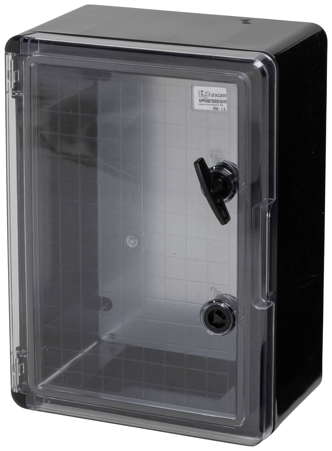 Czarny metalowy schowek z przezroczystą przednią pokrywą, mechanizmem zamykającym i siateczkowym wzorem na tylnej ściance, przeznaczony do przechowywania mniejszych przedmiotów.