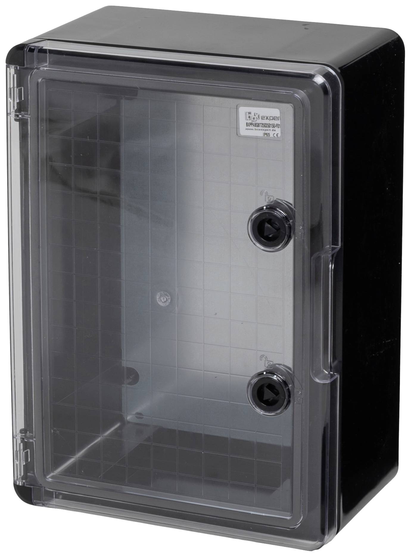 Czarna obudowa z przezroczystymi drzwiczkami, dwoma ryglami i przestrzenią wewnętrzną wyposażoną w siatkę montażową.