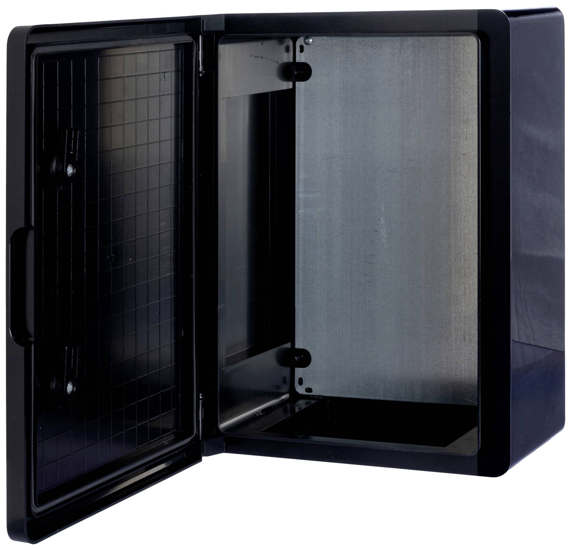 Czarny, pusty szafa z otwartymi drzwiami, które na wewnętrznej stronie prezentują wzór kratownicy. Wnętrze jest metaliczne.