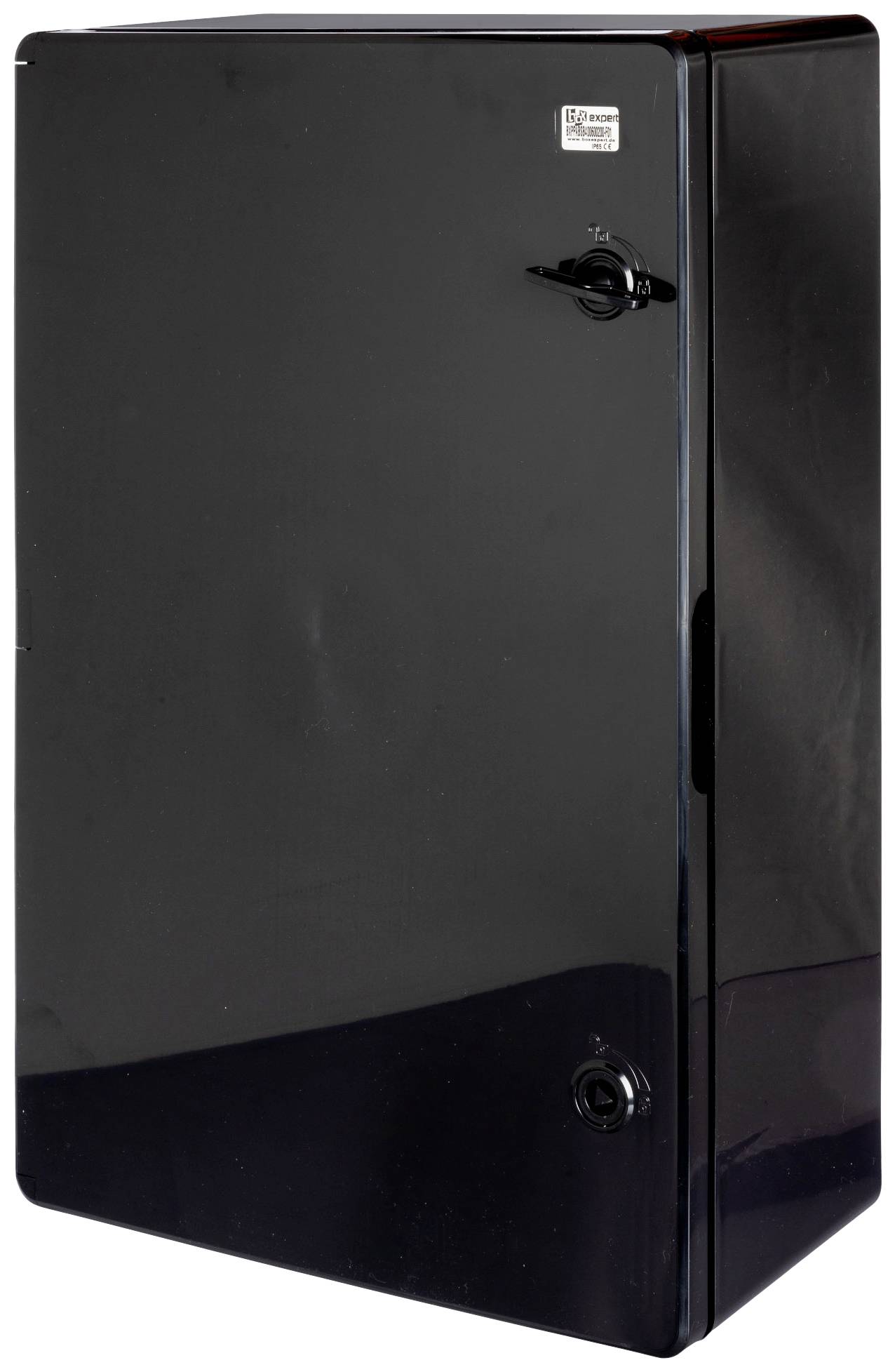 Czarny, wolnostojący lodówka o gładkiej powierzchni z dwoma uchwytami z przodu.