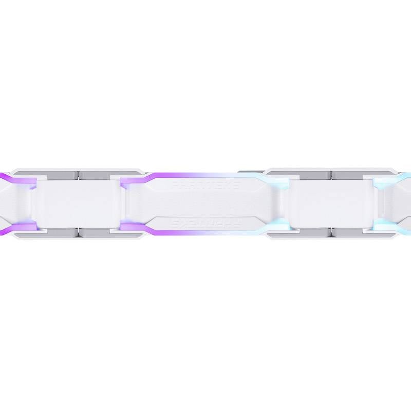 Biały łańcuch z fioletowymi i niebieskimi akcentami świetlnymi. Minimalistyczny design z geometrycznymi kształtami.