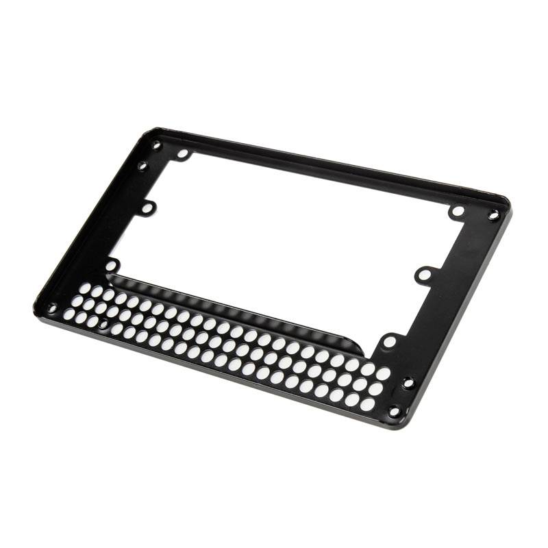 Czarny, prostokątny metalowy stelaż z wzorem otworów u dołu. Nadaje się do przechowywania lub mocowania różnych przedmiotów.