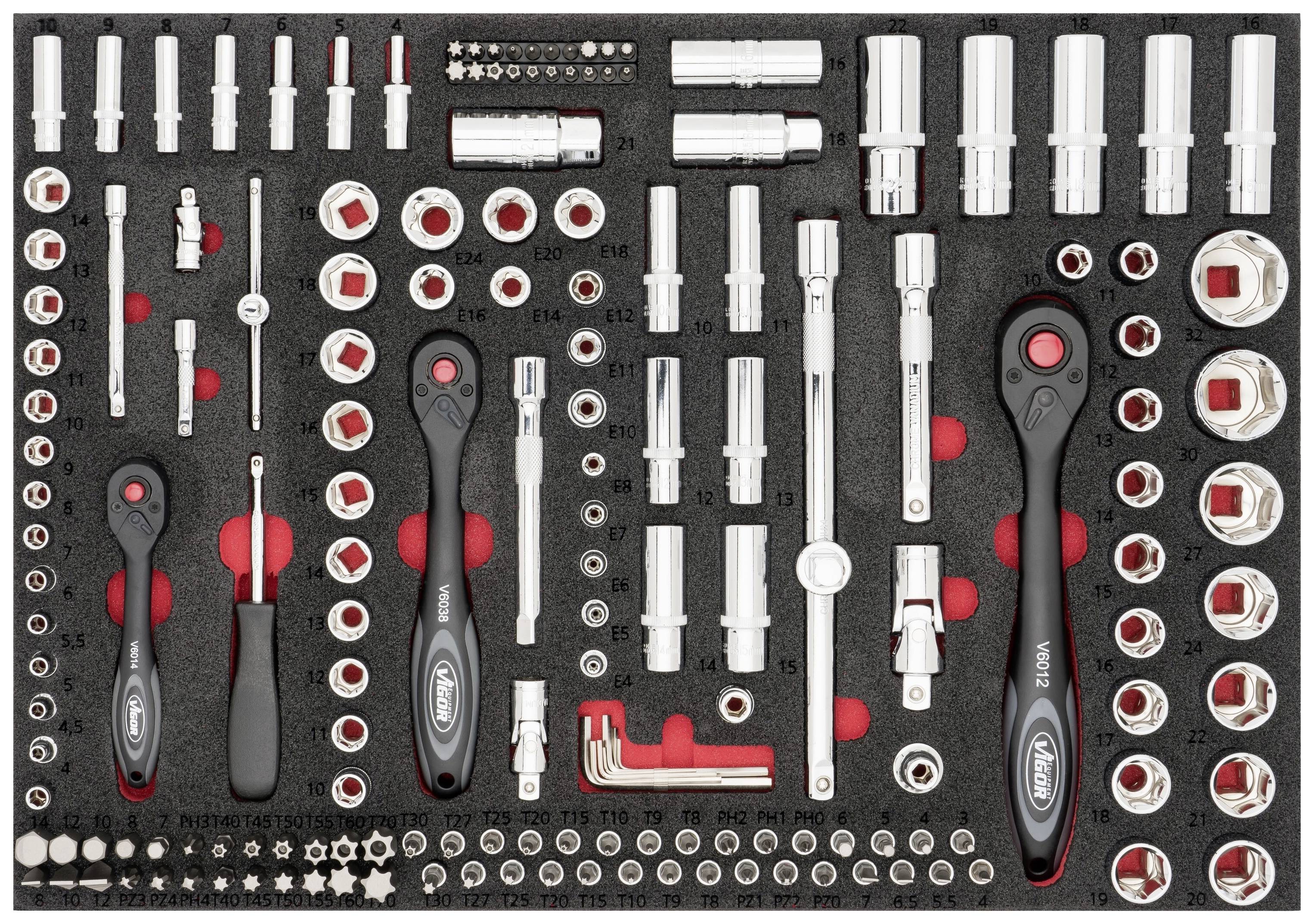Kompletny zestaw kluczy nasadowych z różnymi kluczami płaskimi, nasadkami i przedłużkami, starannie ułożony w wkładce z pianki.