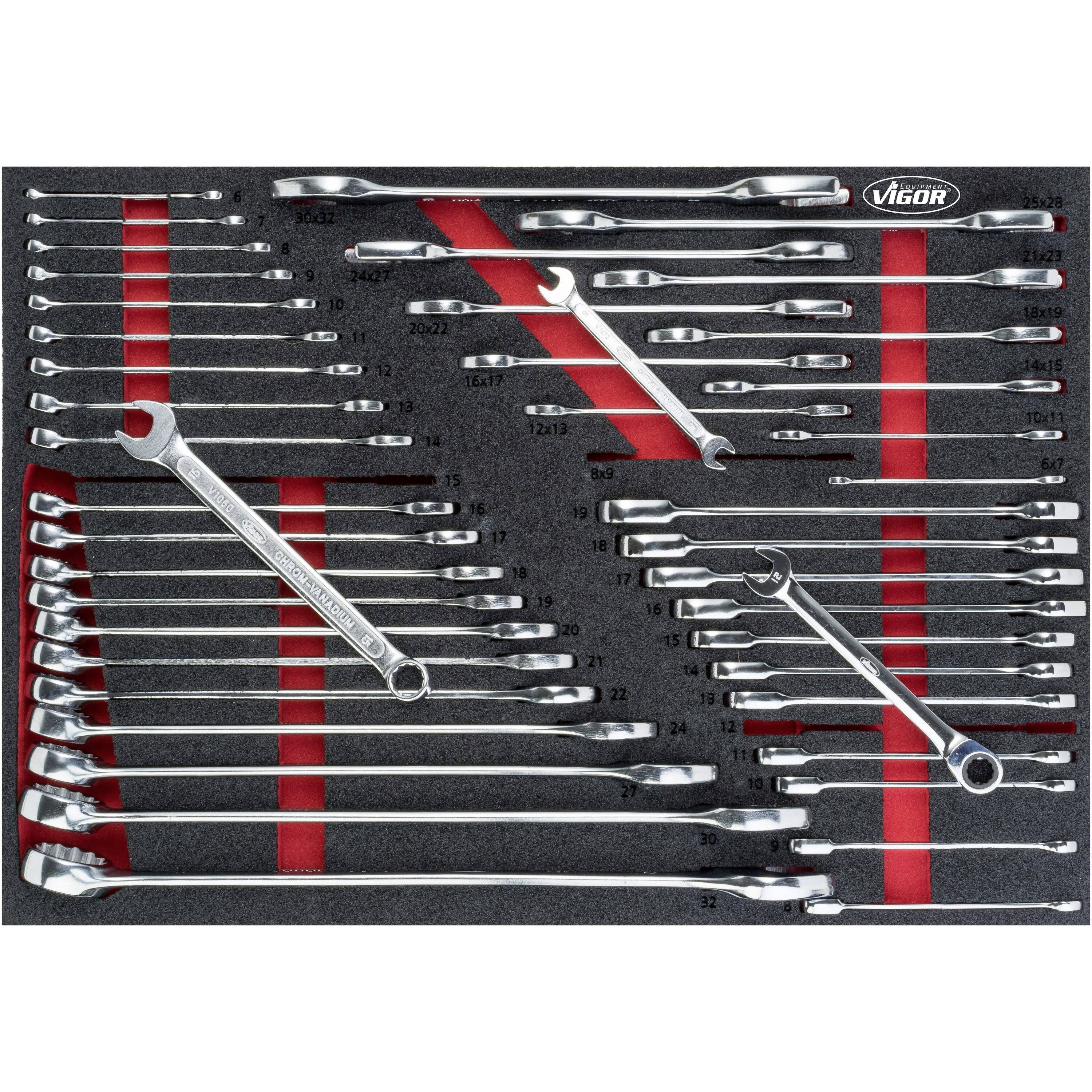 Kompletny zestaw kluczy płaskich i oczkowych w uchwycie narzędziowym. Różne rozmiary i kształty.