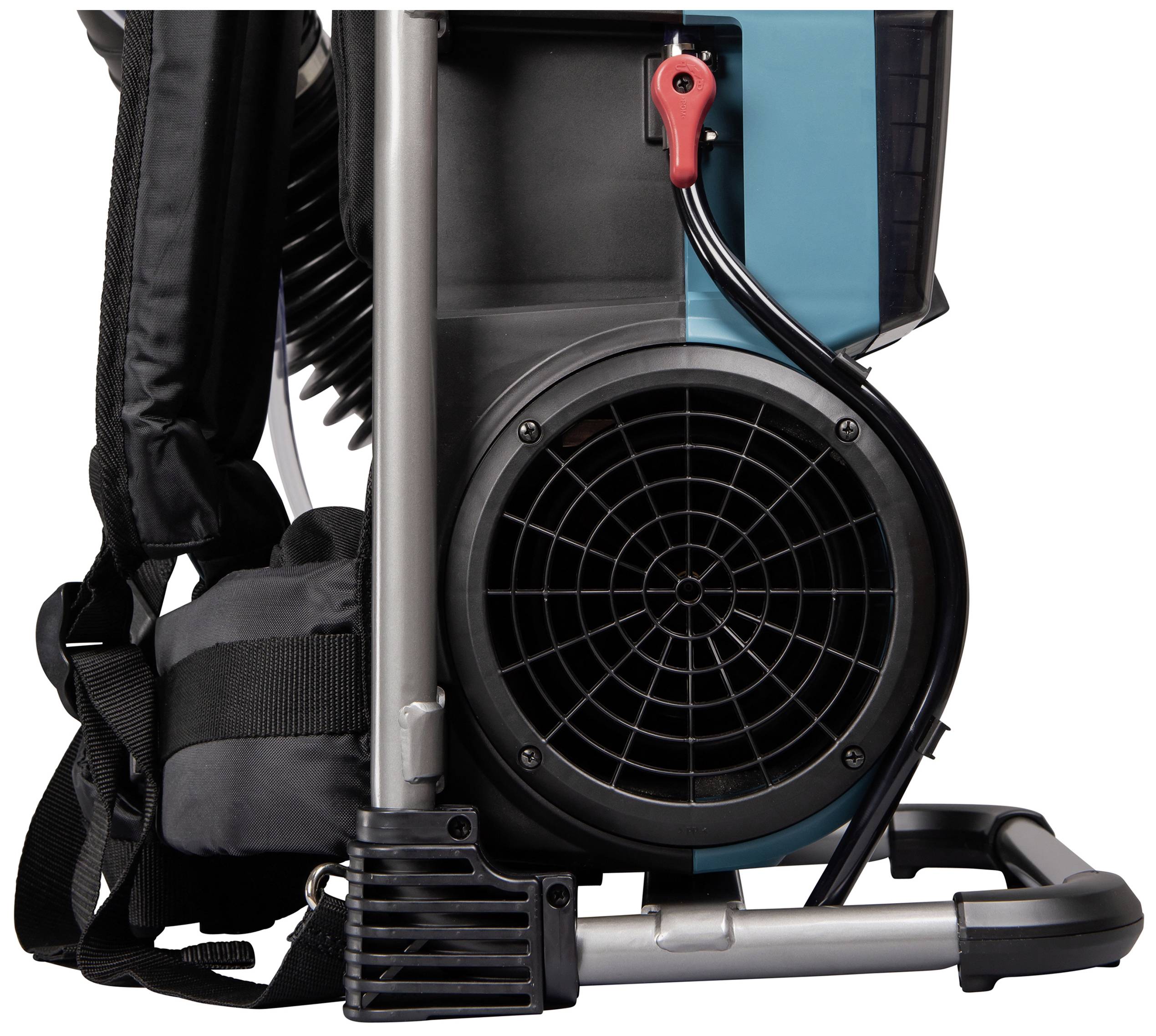 Widok z boku przenośnej dmuchawy do liści z dużym wentylatorem, szelkami na plecy oraz obudową w kolorach niebiesko-czarnym, umieszczoną na metalowej ramie.