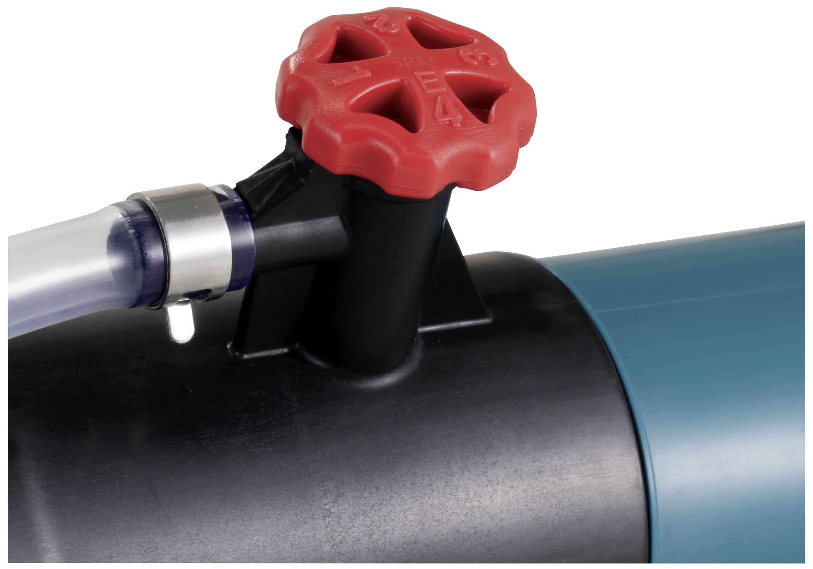 Niebiesko-czarna rura z czerwonym zaworem. U góry zamocowany jest wąż, który sugeruje, że jest to instalacja wodociągowa.