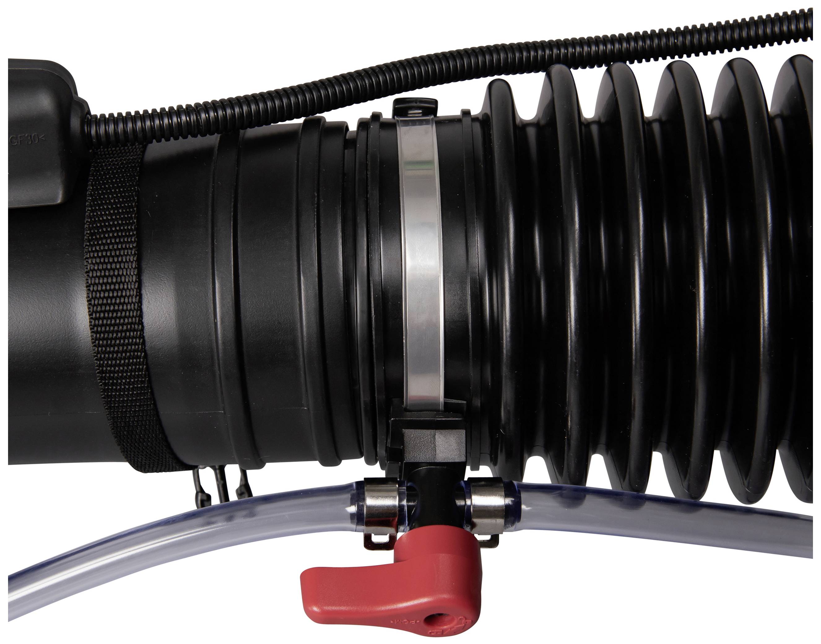 Zbliżenie czarnego elastycznego przewodu z metalowym zaciskiem i czerwonym zaworem przy przezroczystym przewodzie. Urządzenie techniczne.