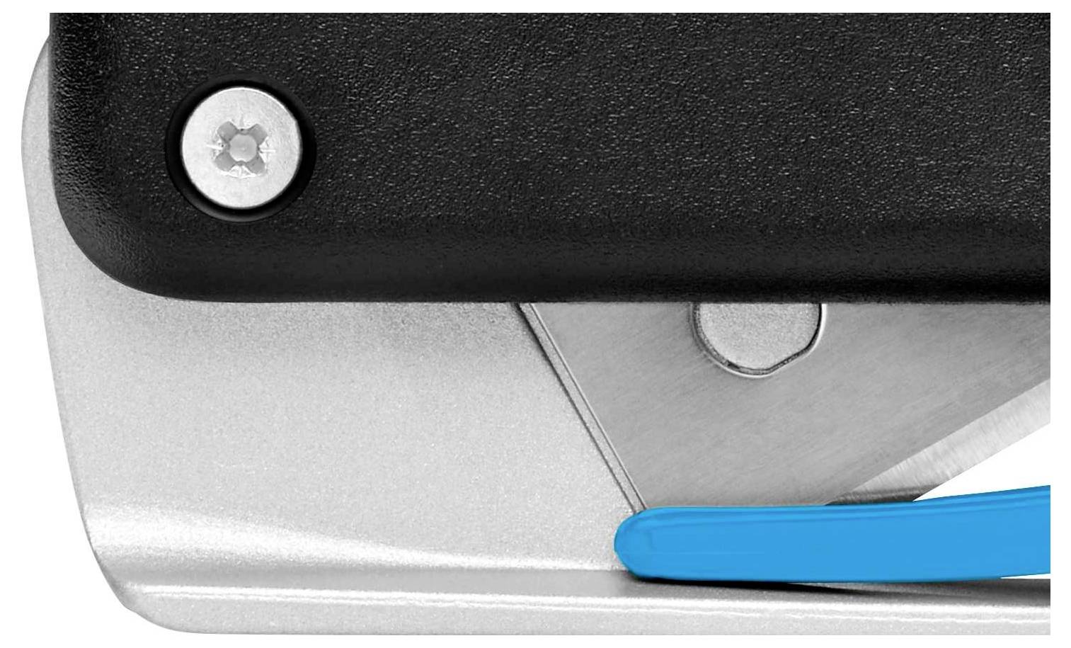 Zbliżenie czarno-srebrnego narzędzia z niebieską dźwignią, prawdopodobnie zszywacza lub dziurkacza.