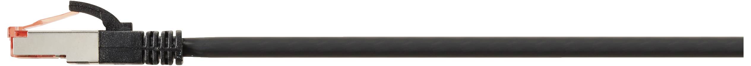 Zbliżenie czarnego kabla Ethernet z metalowym złączem i zatrzaskiem zabezpieczającym, ułożonego w poziomie.