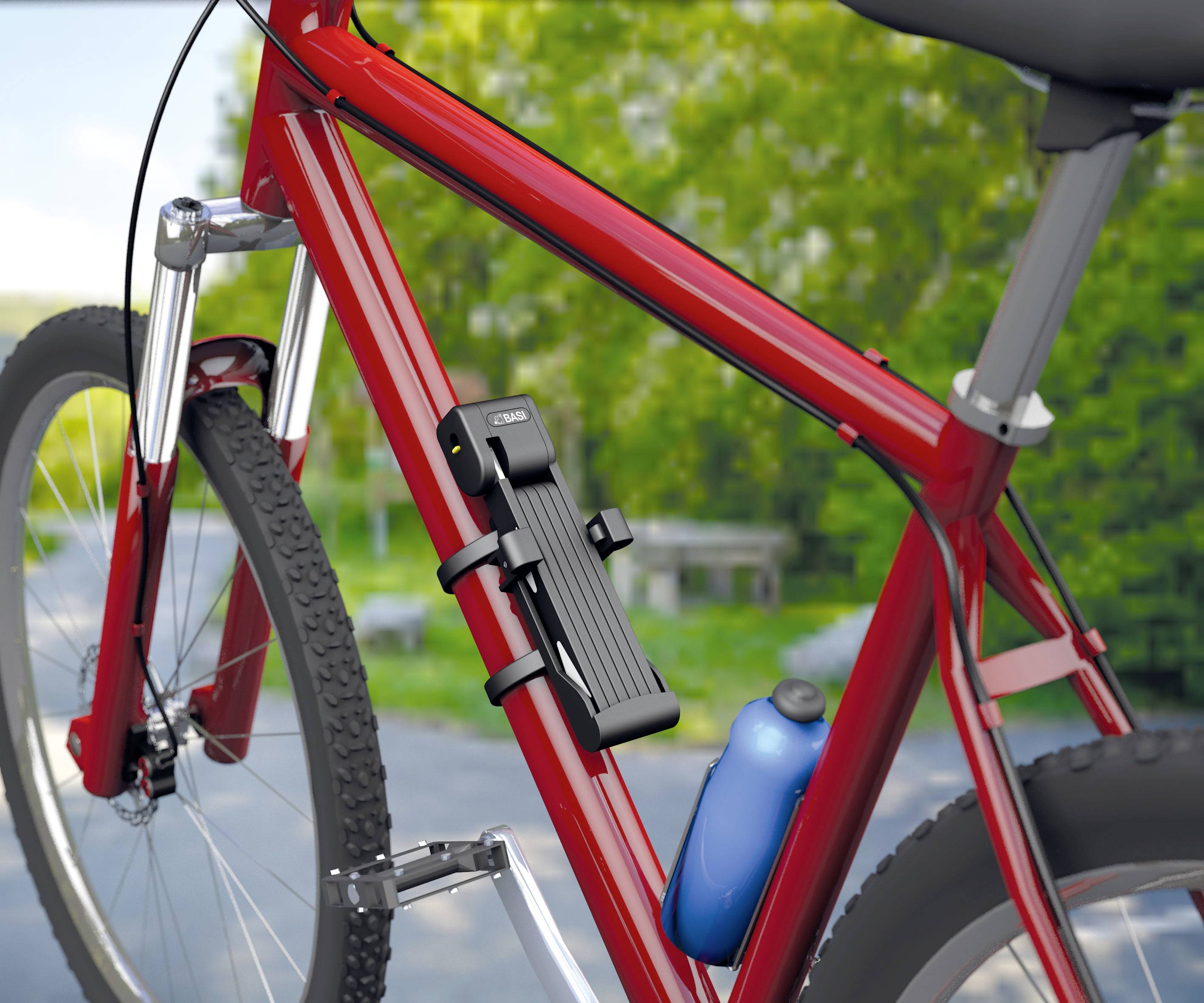 Czerwony rower z uchwytem na bidon i zamkiem na ramie, na tle rozmytego zielonego krajobrazu w tle.