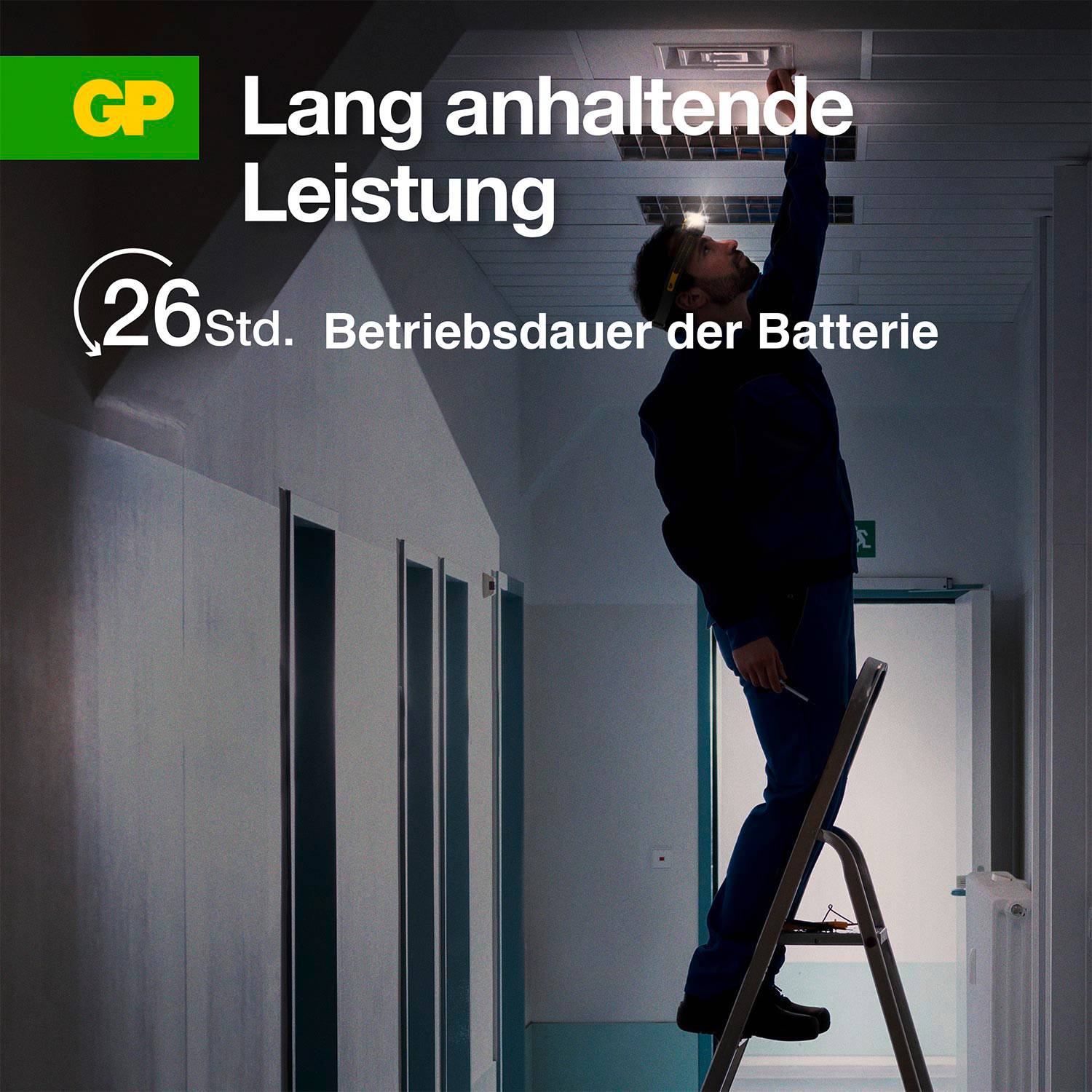 Długotrwała wydajność: 26 godz. czasu pracy baterii. Mężczyzna wymienia lampę sufitową przy pomocy drabiny.
