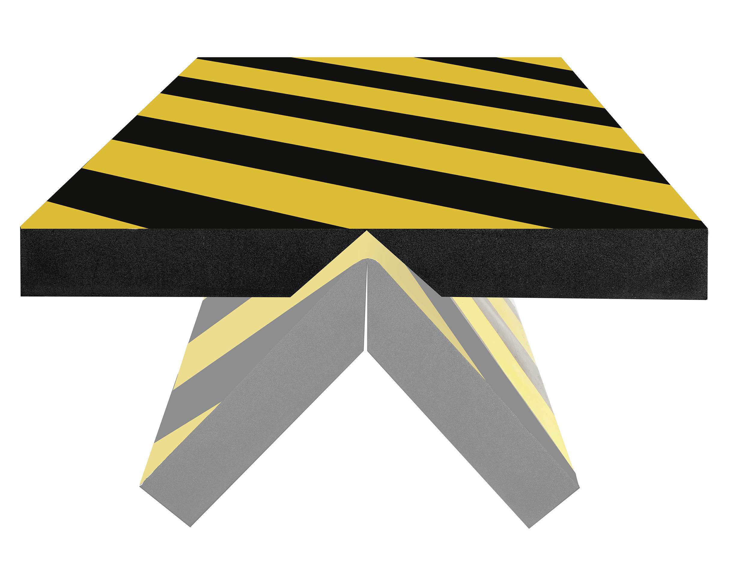 Stół z ukośnymi żółtymi i czarnymi pasami oraz stabilną, krzyżową podstawą.