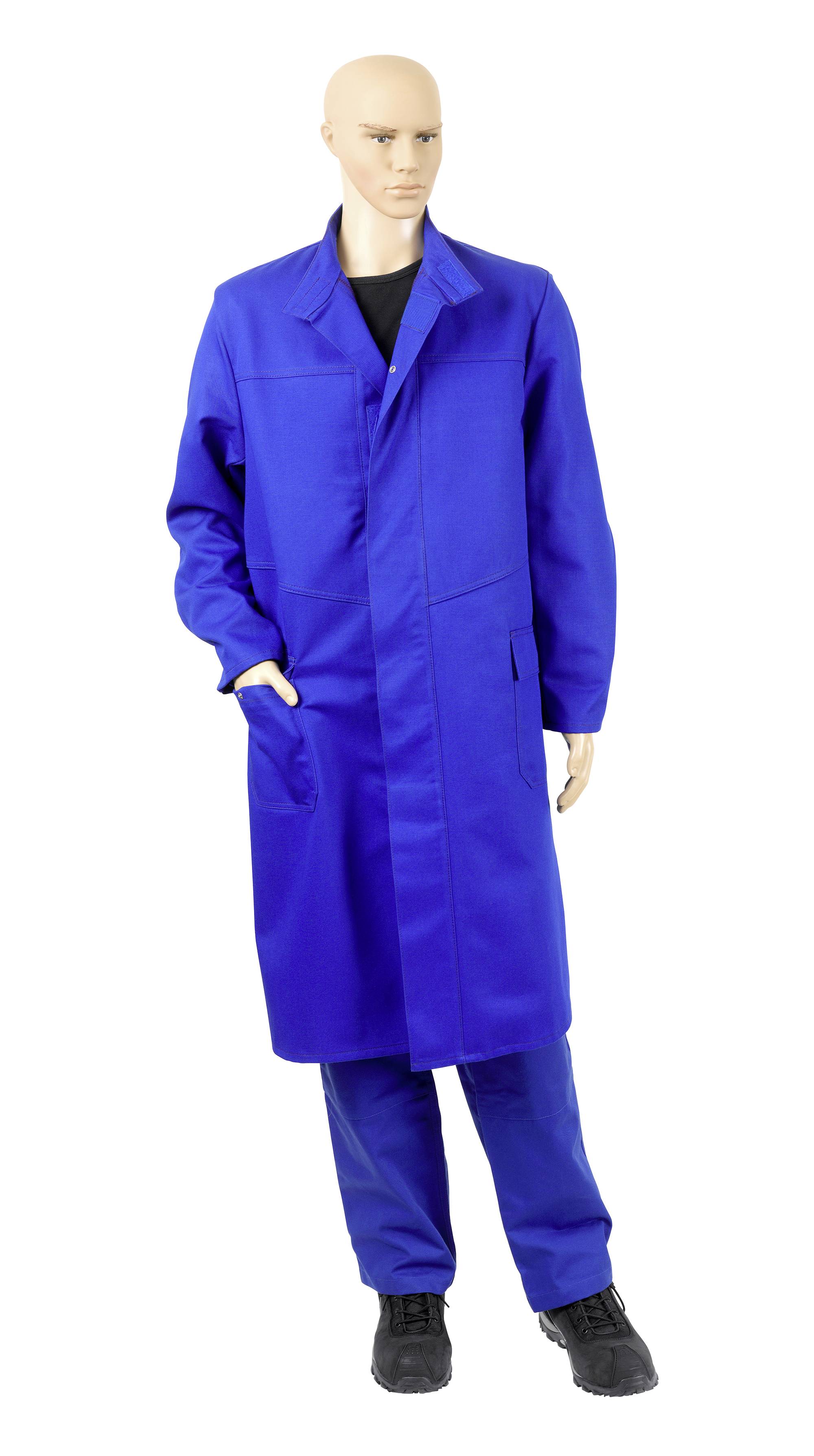 Manekin ubrany jest w niebieski fartuch roboczy i niebieskie spodnie robocze, stojący przed białym tłem.