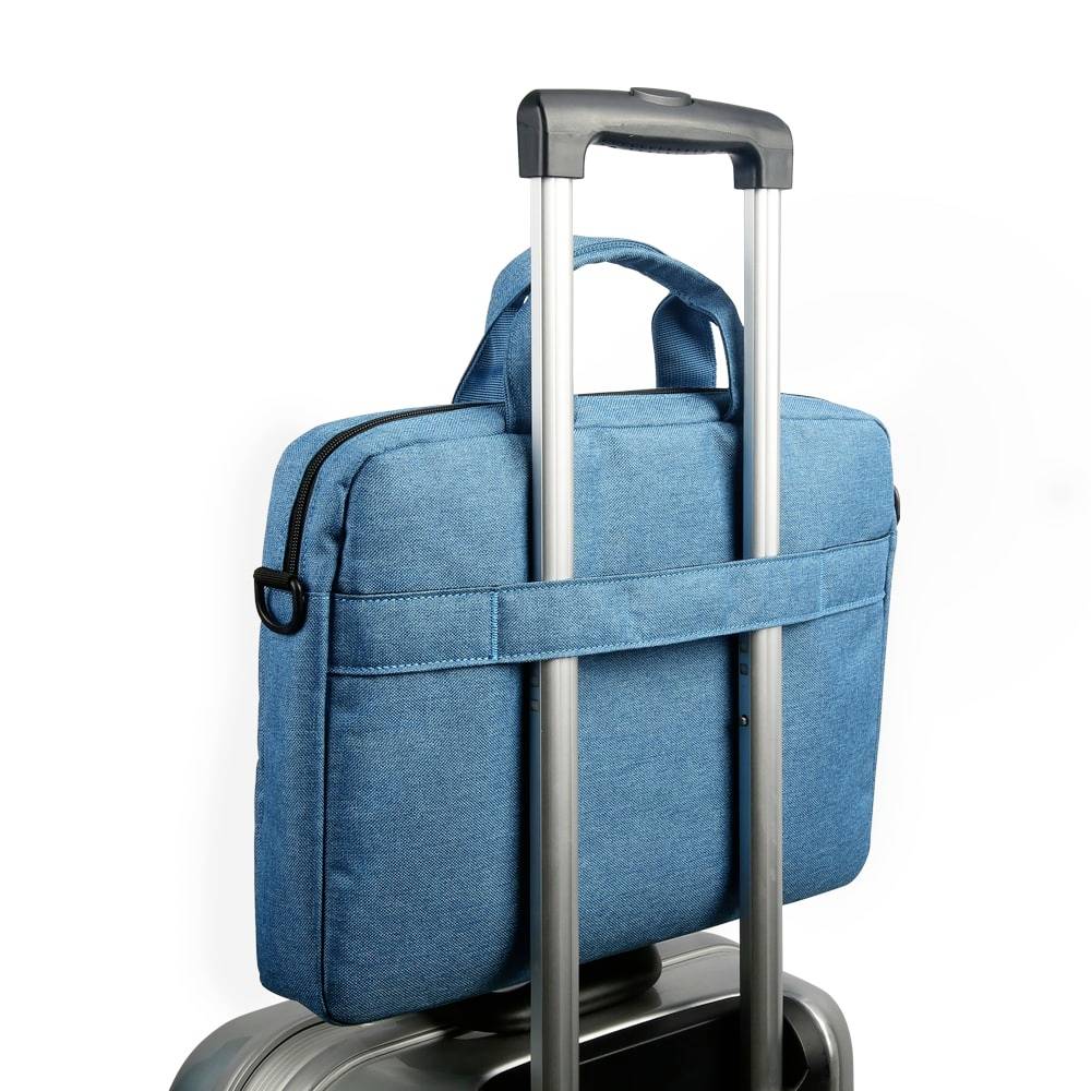 Niebieska torba na laptopa na uchwycie walizki, idealna dla podróżujących, prezentuje praktyczne rozwiązanie transportowe.