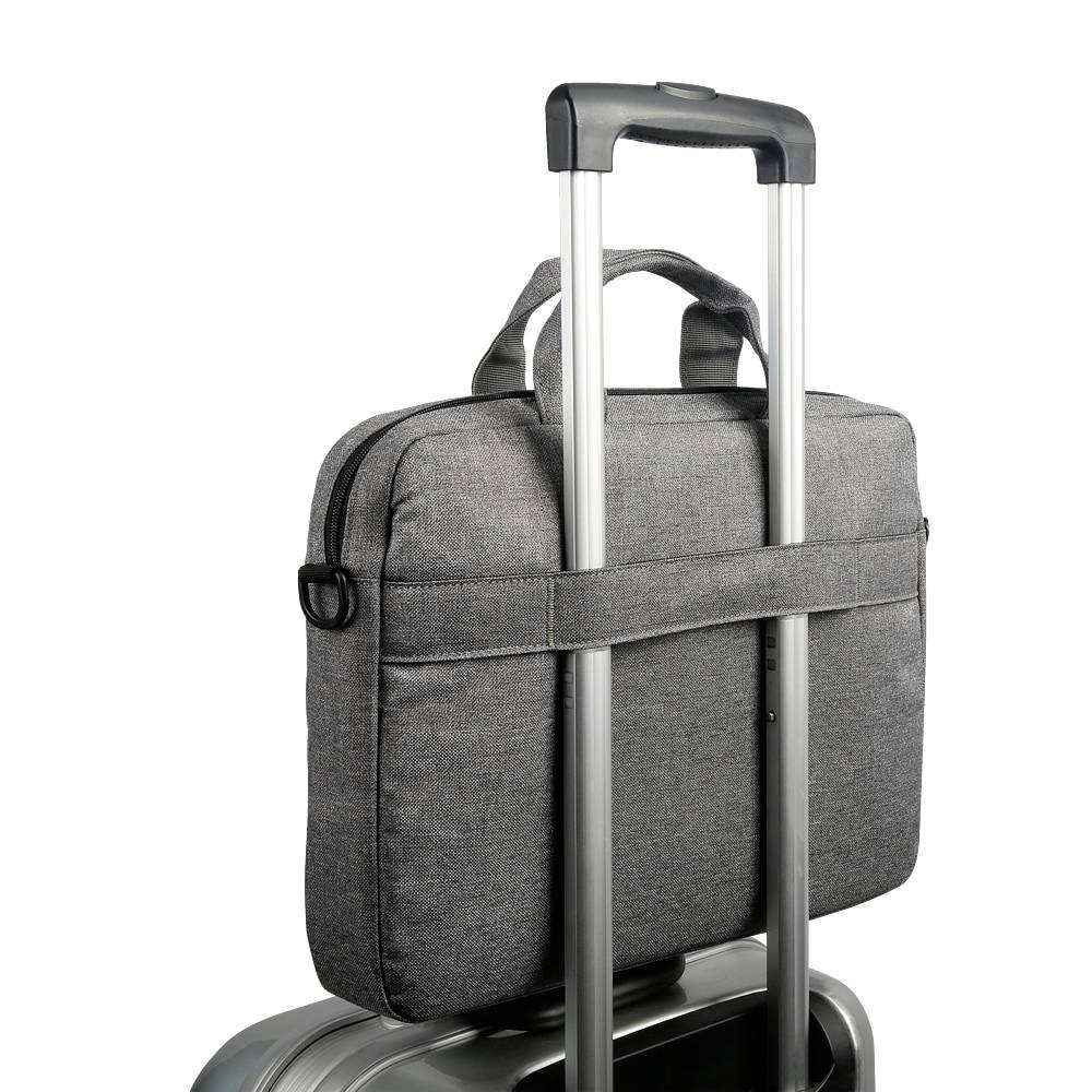 Szara, melanżowa teczka na walizce z kółkami. Torba posiada dwa uchwyty oraz pasek do mocowania na uchwycie walizki.