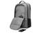 Szary plecak z wbudowanym złączem USB ładuje smartfona. Plecak posiada kilka komór i uchwyt do przenoszenia.