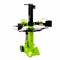 Zielony rozłupywacz drewna z czarną dźwignią i uchwytami. Posiada dwa koła do transportu i jest przeznaczony do rozłupywania pni drewna.