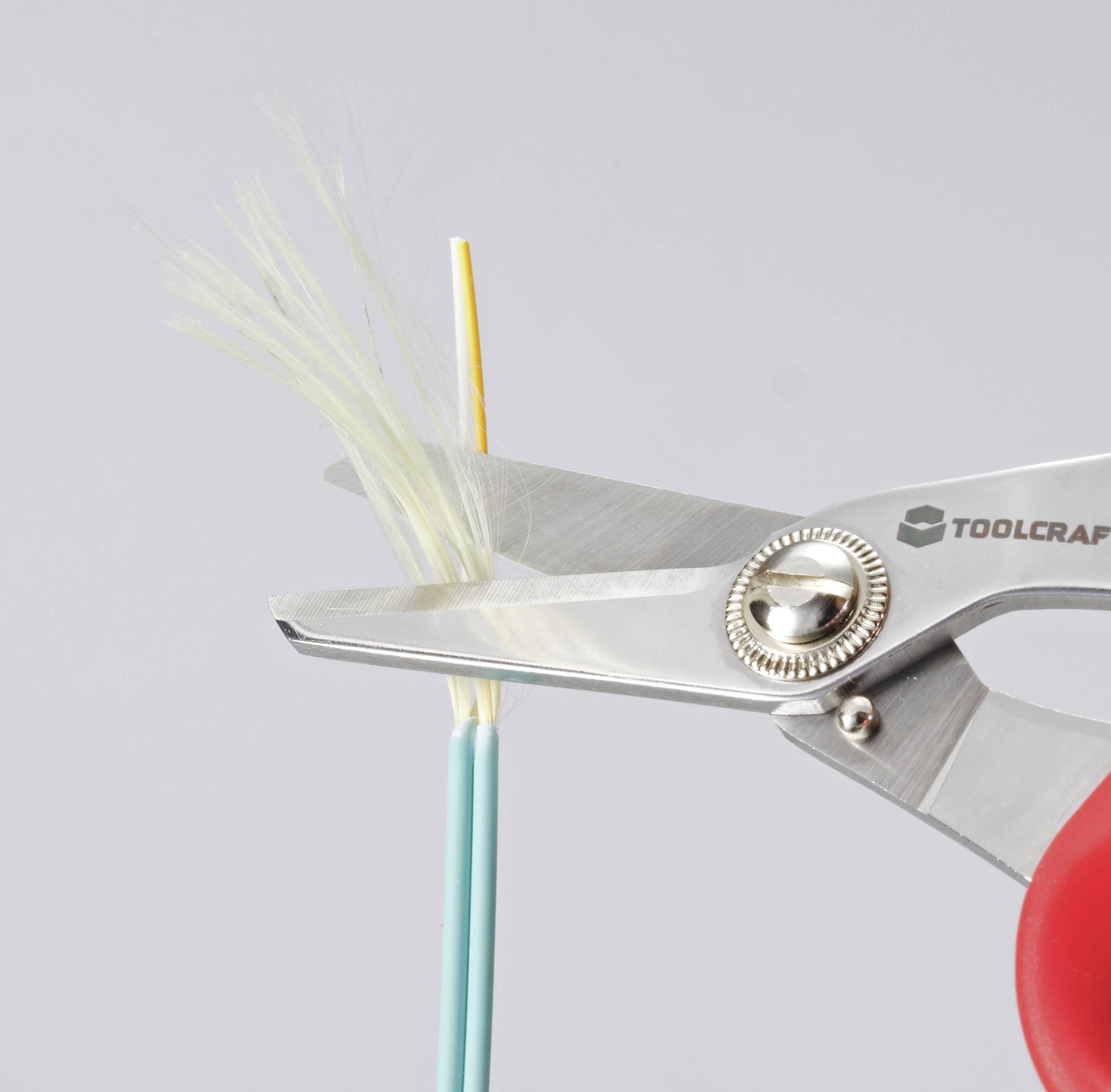 Nożyce przecinają niebieski kabel. Widoczny jest żółty przewód. Na nożycach widnieje nazwa marki 'Toolcraft'.