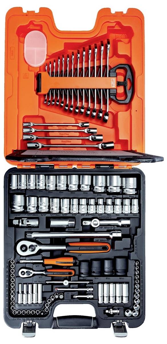 'Zestaw narzędzi z różnymi kluczami, nasadkami, śrubokrętami, grzechotkami i końcówkami, ułożonymi w plastikowym pudełku transportowym.'