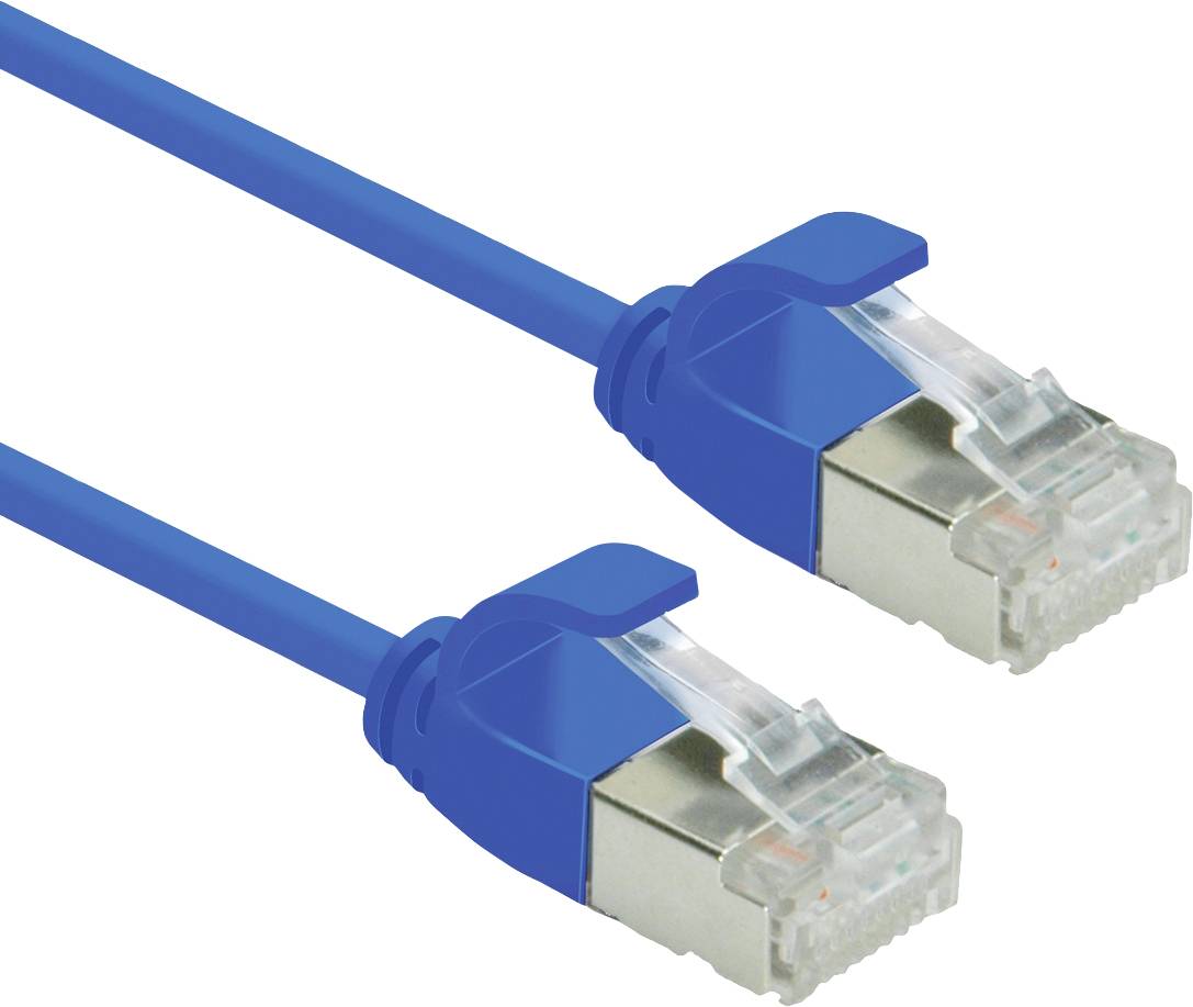 Niebieskie przewód Ethernet z dwoma wtyczkami RJ45. Takie kable są często używane do łączenia komputerów z sieciami.