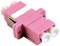 Różowa, światłowodowa złączka optyczna z podwójnym gniazdem, specjalnie zaprojektowana do łączenia kabli światłowodowych.
