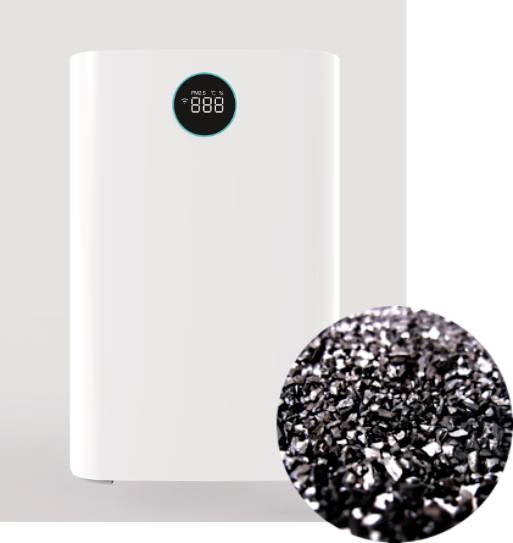 Nowoczesny oczyszczacz powietrza z cyfrowym wyświetlaczem pokazuje 'PM2.5' i '888'. Obok widoczny jest powiększony fragment granulatu z węgla aktywnego.