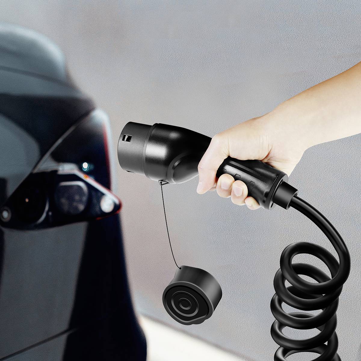 Dłoń trzyma przewód ładujący i podłącza go do pojazdu elektrycznego. Scena przedstawia ładowanie samochodu elektrycznego.