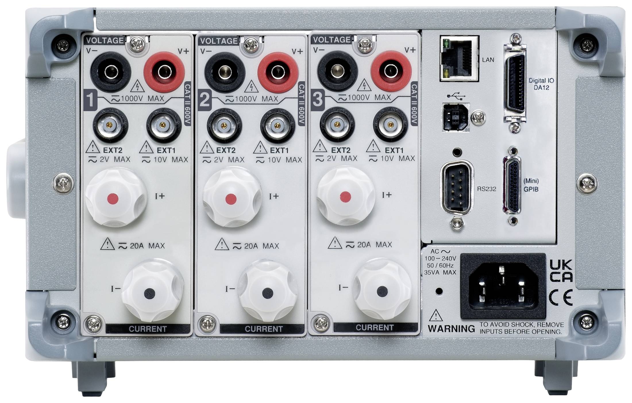 Widok z tyłu elektrycznego przyrządu pomiarowego z wieloma złączami, regulatorami oraz ostrzeżeniami dotyczącymi maksymalnego napięcia i natężenia prądu.