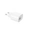 Biały adapter USB do ładowania do europejskich gniazdek, wyposażony w złącze USB z boku, przeznaczony do ładowania urządzeń elektronicznych.
