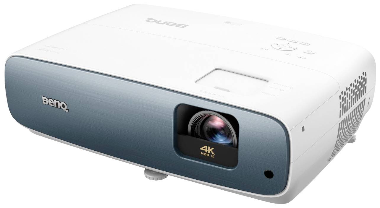 Biały projektor BenQ 4K z zaokrąglonymi rogami, z obiektywem z przodu i napisem 4K, z otworami wentylacyjnymi po bokach.