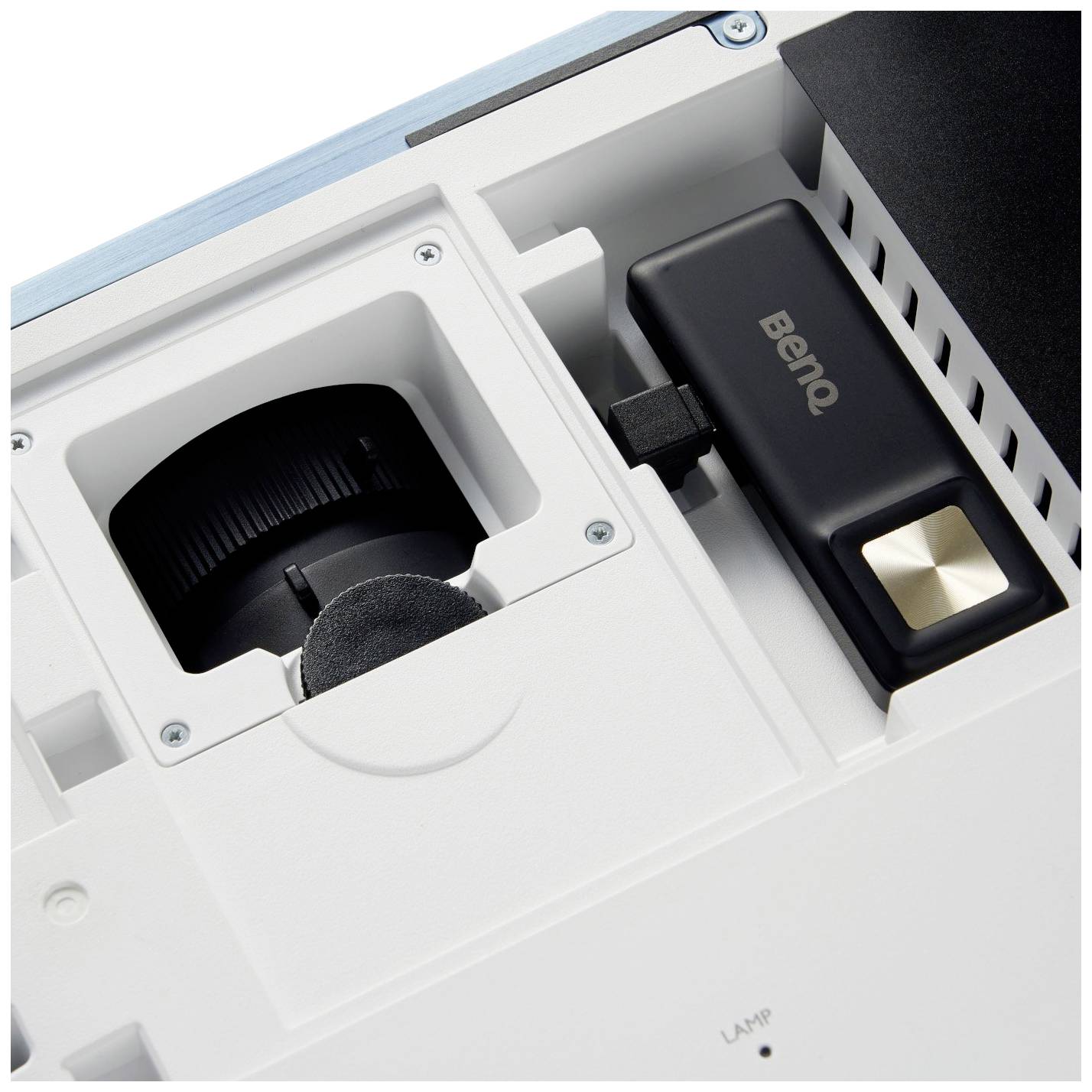 Złącza projektora i pokrętło ostrości urządzenia BenQ, częściowo widoczne, z przyjaznym dla użytkownika designem.