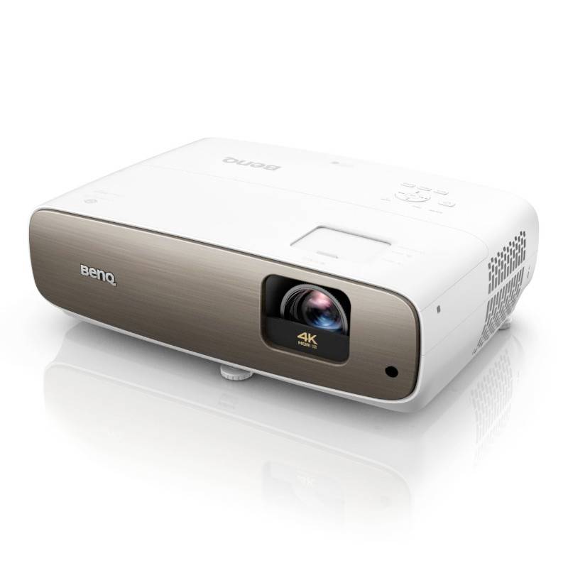 Biały projektor BenQ z rozdzielczością 4K, sfotografowany z boku na białym tle.