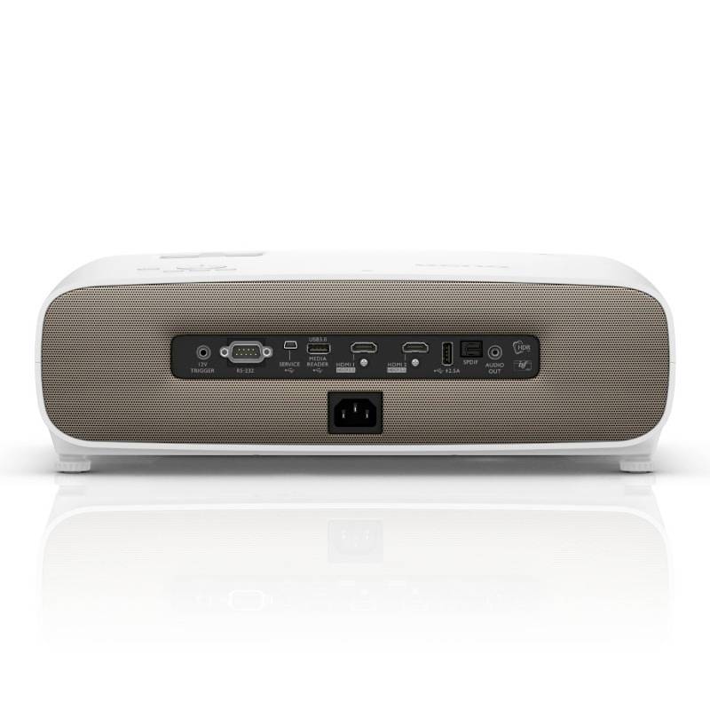 Projektor z różnymi opcjami podłączenia, w tym HDMI, VGA i USB, widziany od tyłu.