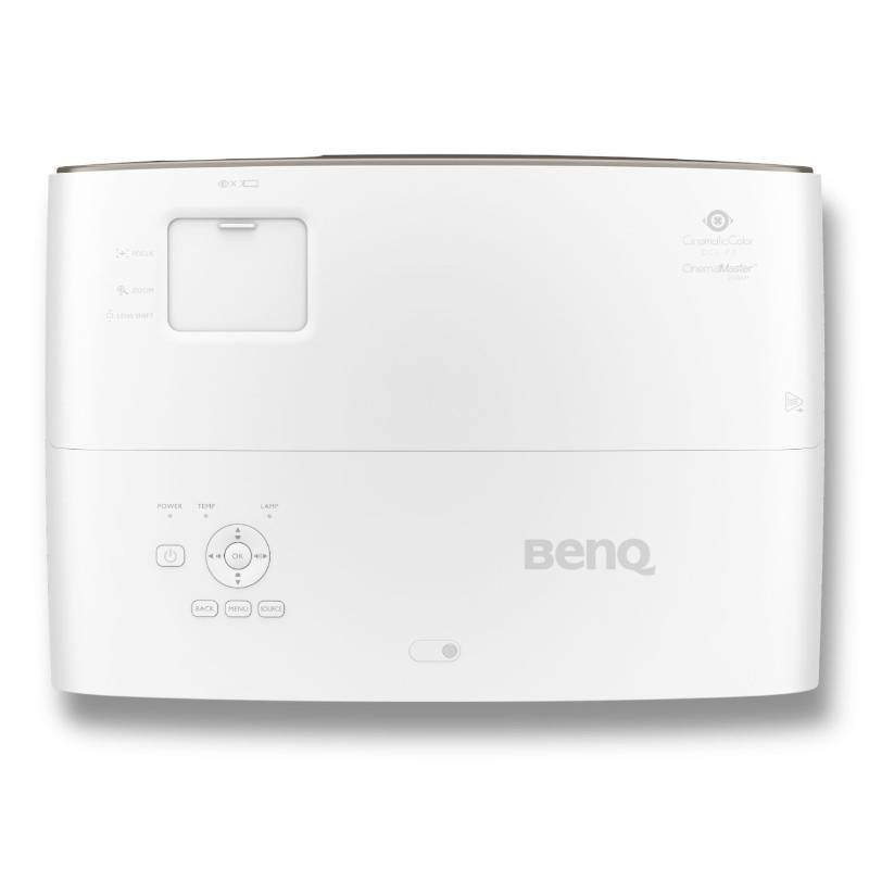 Biały projektor BenQ z elementami sterującymi na górnej powierzchni i logo BenQ.