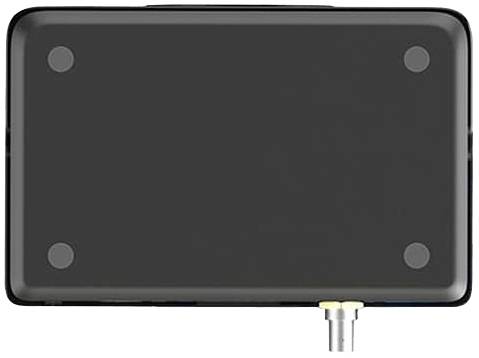 Czarne prostokątne urządzenie z czterema małymi okrągłymi nóżkami i złączem od spodu.