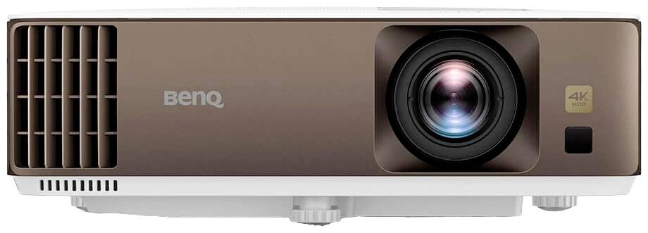 Brązowy projektor BenQ z napisem '4K HDR' na przedniej części. Wyraźnie widoczny obiektyw po prawej stronie i kratka wentylacyjna po lewej stronie.