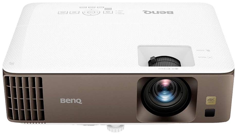 Projektor 4K firmy BenQ w kolorach białym i brązowym z otworami wentylacyjnymi i obiektywem z przodu.