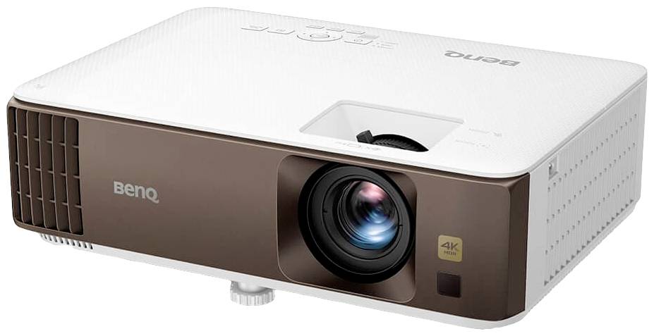 Biały projektor marki BenQ z brązowymi detalami i rozdzielczością 4K, umieszczony na stole.