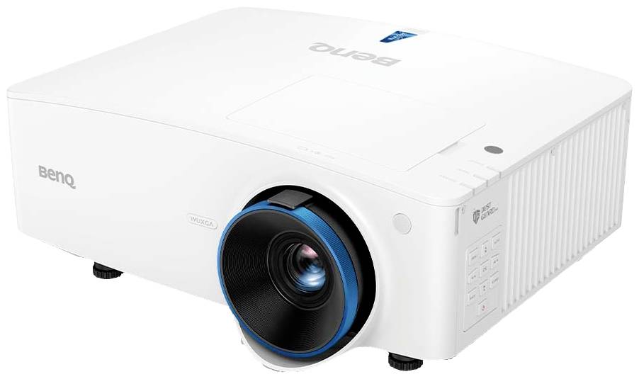 Biały projektor marki BenQ z niebieskim akcentem wokół obiektywu. Stoi na płaskiej powierzchni i jest skierowany do przodu.