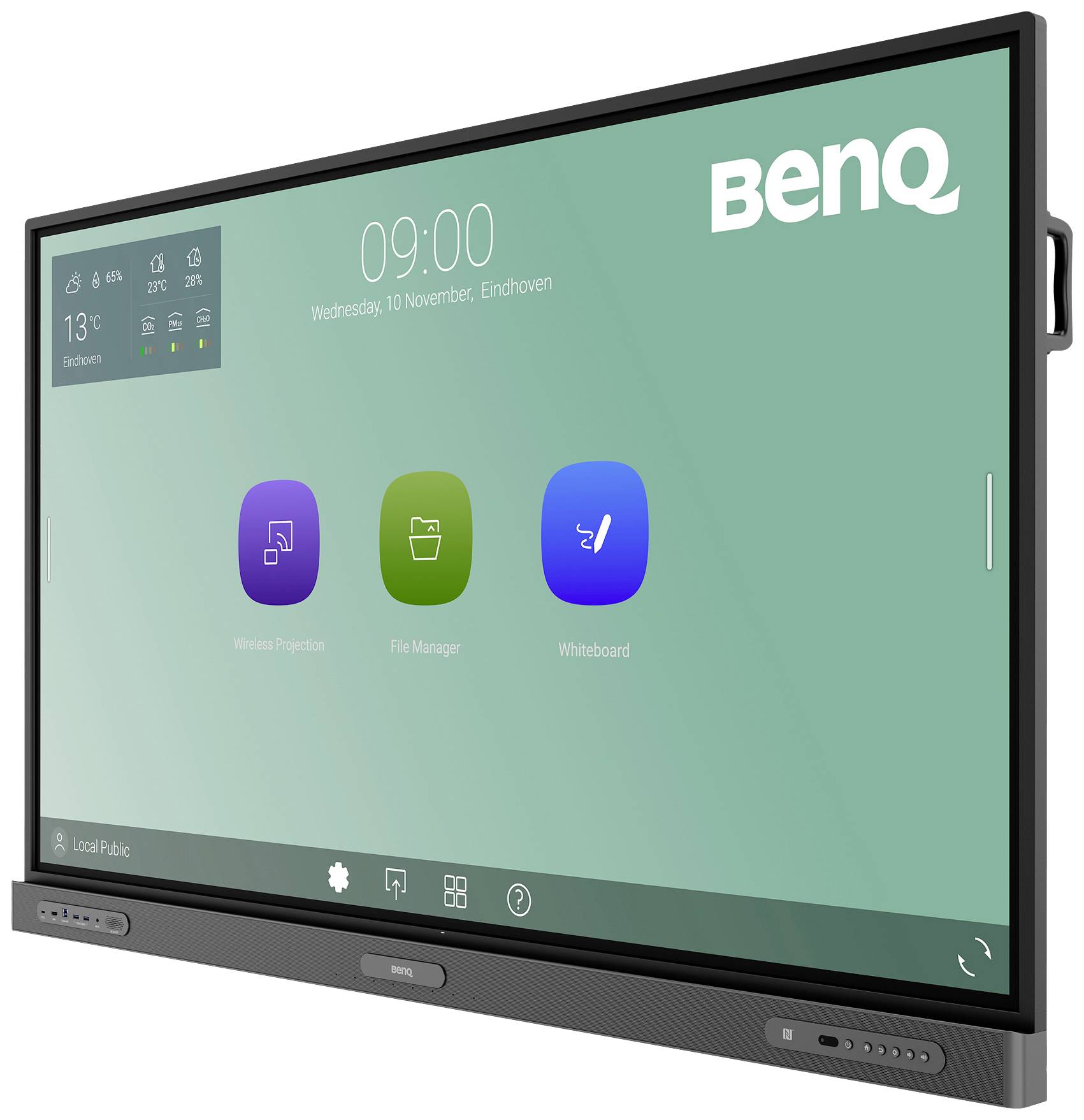Interaktywny wyświetlacz BenQ z zielonym ekranem pokazuje menu z opcjami 'Projekcja bezprzewodowa', 'Menedżer plików' i 'Tablica'. Na górze: godzina i data.