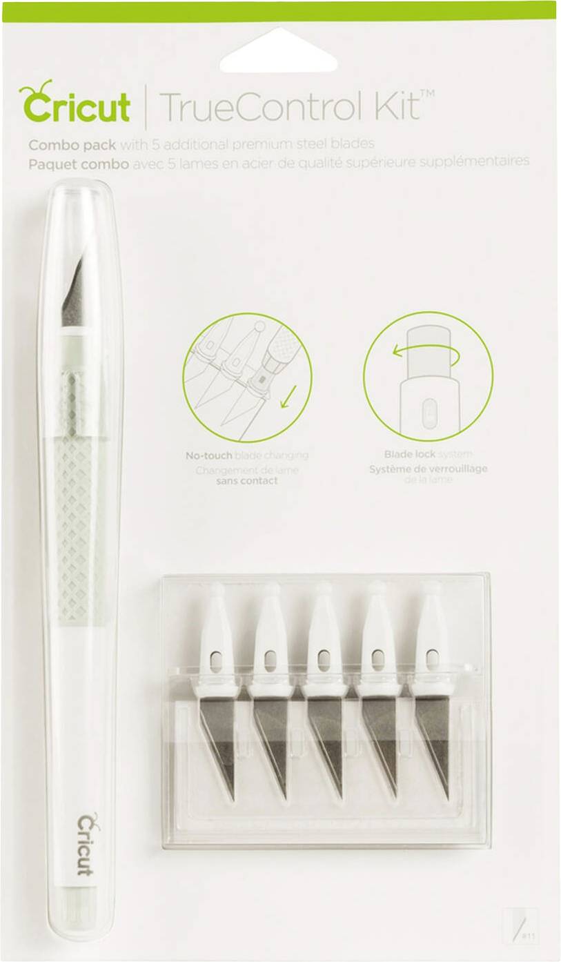 Zestaw Cricut TrueControl z białą rękojeścią, ostrzem i pięcioma dodatkowymi ostrzami premium ze stali, prezentowany w opakowaniu.