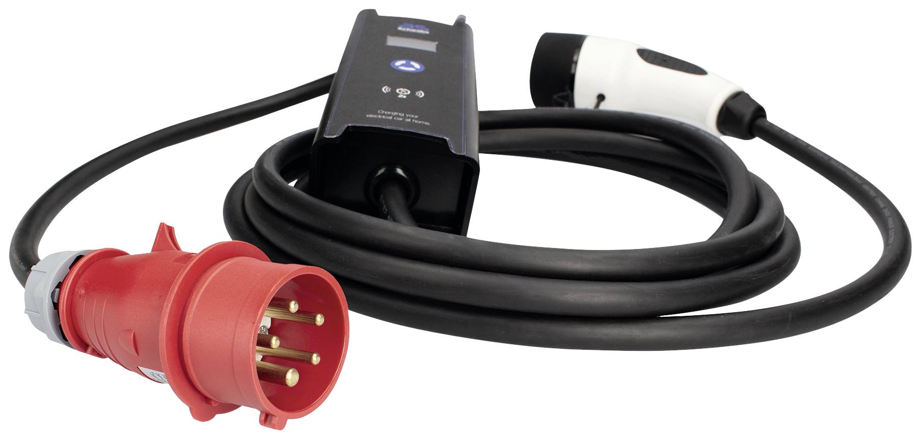 Czerwony kabel elektryczny wysokiego napięcia z czarnym adapterem, odpowiedni do pojazdów elektrycznych, leży zwinięty na białym tle.