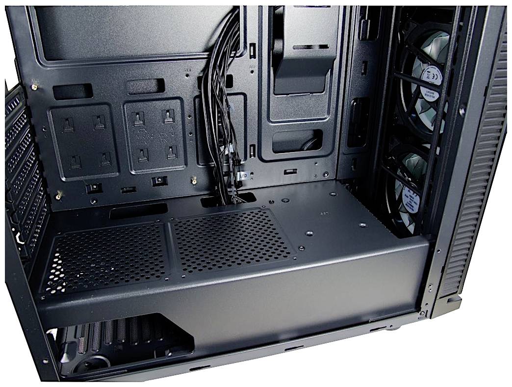 Pusta obudowa komputera z wentylatorami z boku. Wewnątrz widoczne są kable.