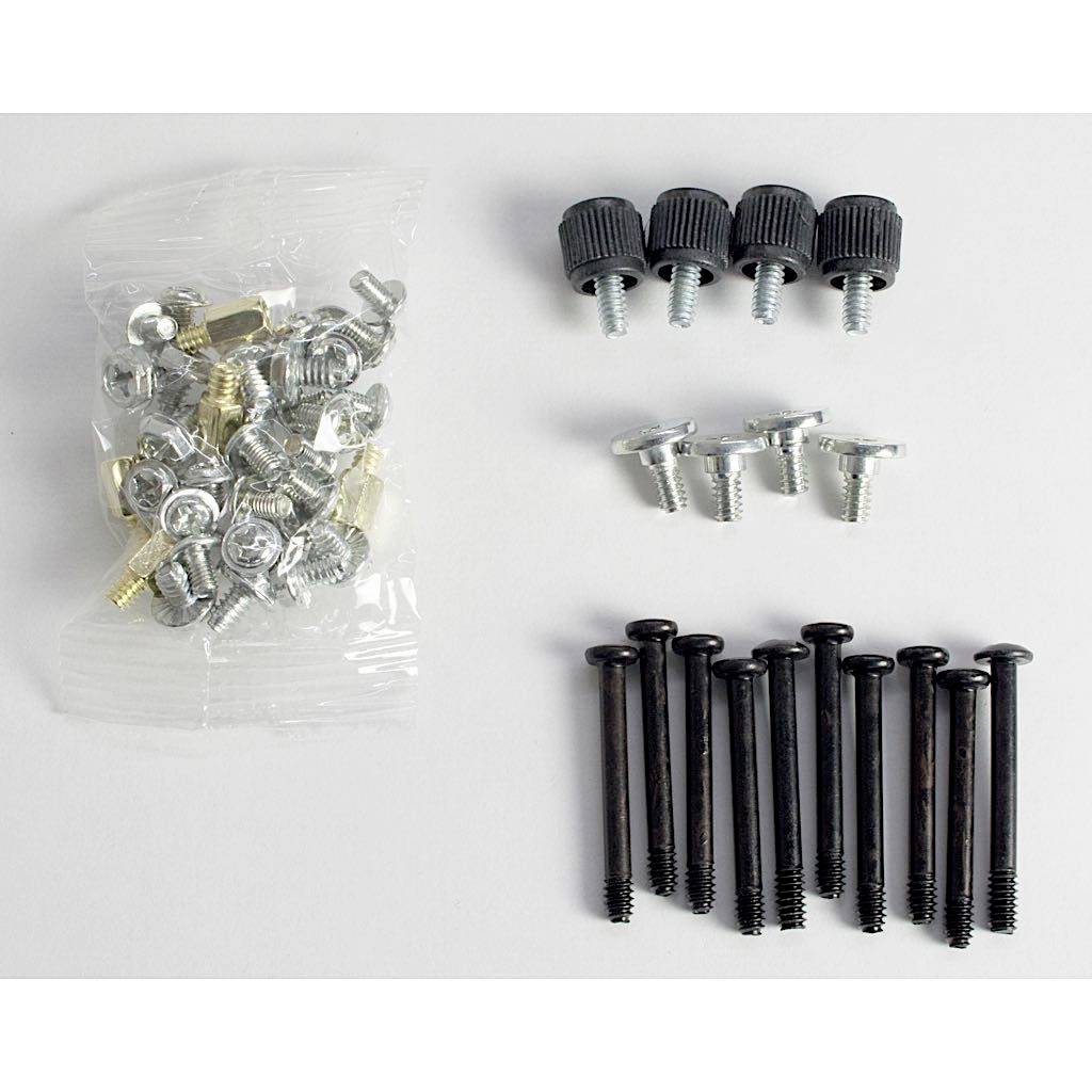 Różne śruby i śrubki w różnych rozmiarach i kształtach, ułożone w grupach na białym tle.