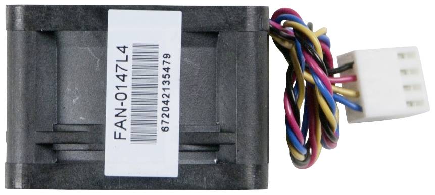 Mały czarny wentylator z etykietą 'FAN-0147L4' i kodem kreskowym, podłączony kolorowym przewodem i wtyczką.