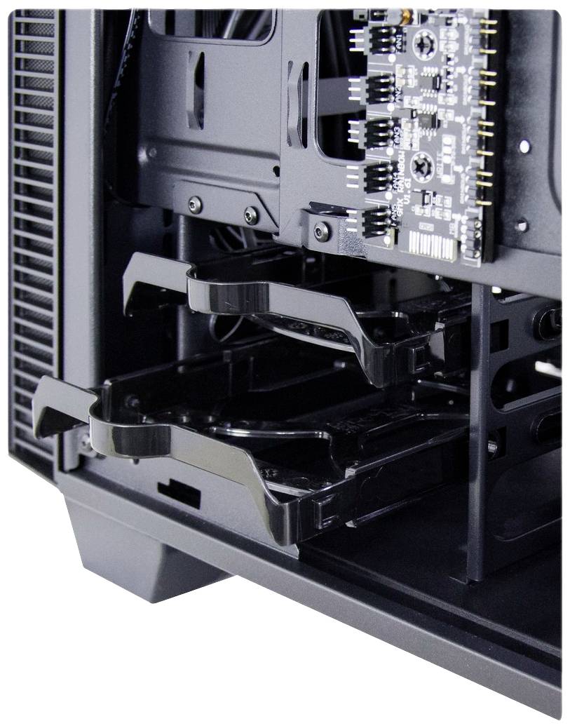 Obudowa komputera z otwartą przednią ścianką, widocznymi kieszeniami na dyski twarde oraz widoczną płytą główną.